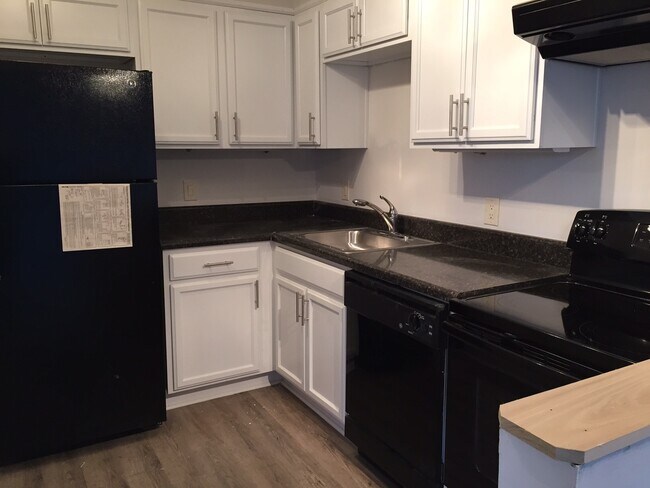 Building Photo - Recently Updated 1 Bd, 1 Bth in desirable midtown Nashville