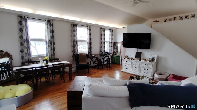 Building Photo - 887 Hanover Rd