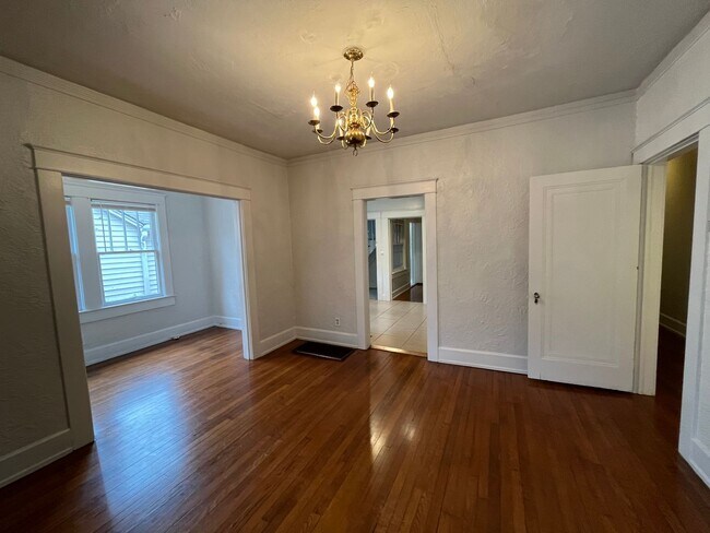 Building Photo - ENGLISH VILLAGE 21ST DUPLEX