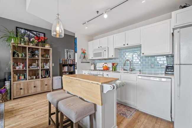 Building Photo - 929 Portland Ave