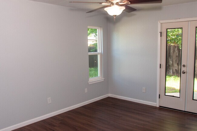 Building Photo - 1002 Cresswell Dr