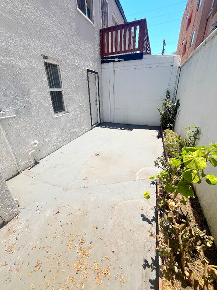 Building Photo - 2403 Louella Ave