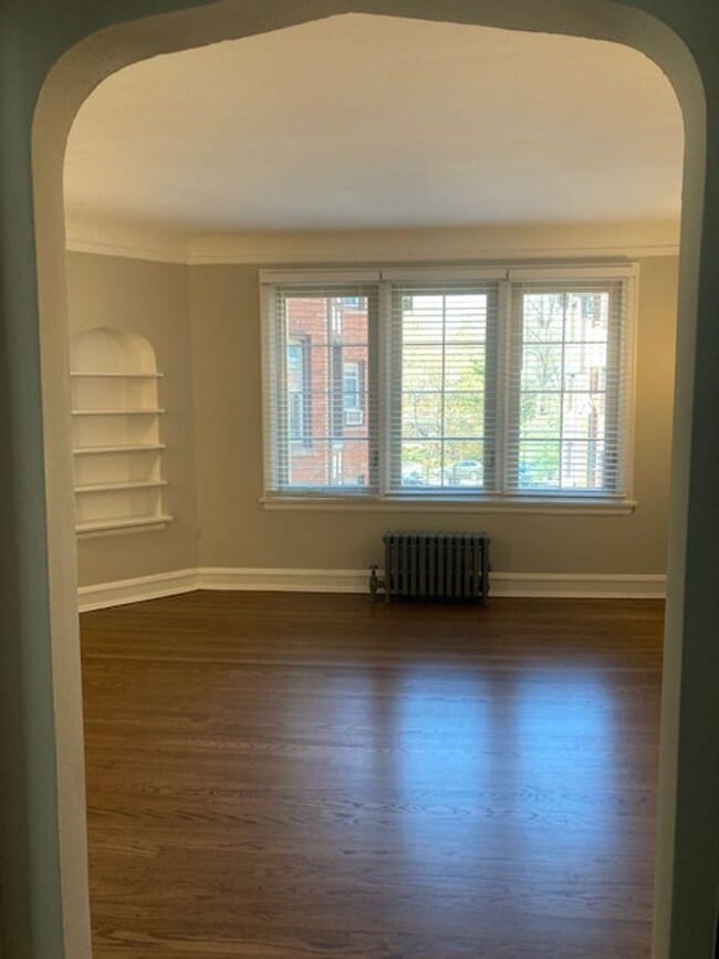 Building Photo - East Rogers Park One Bedroom **ONE MONTH FREE*