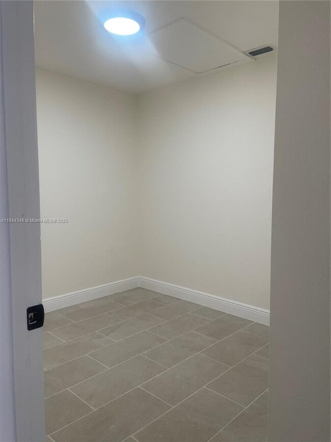 Building Photo - 935 Country Wood Ct