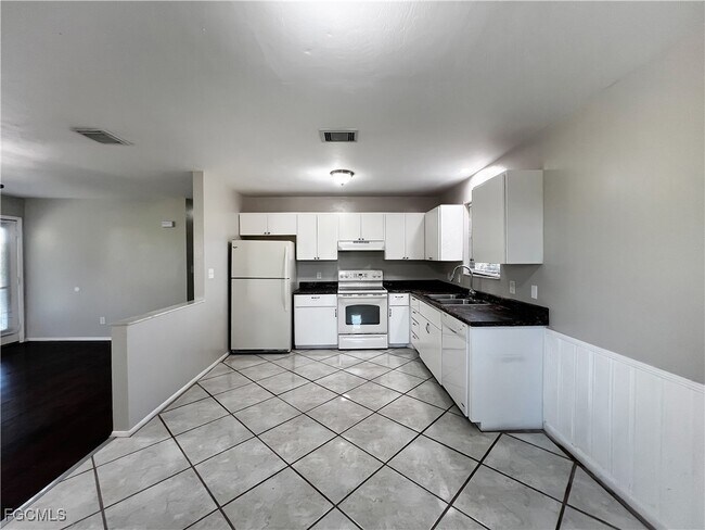 Building Photo - 8350 Wren Rd