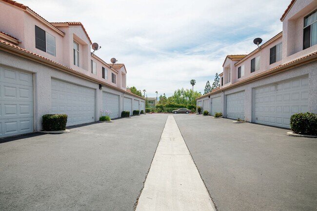 Building Photo - Rancho del Mar Townhomes Near the Temecula...