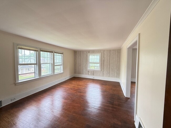 Building Photo - Well-Maintained 2-Bed Near Transit and Dow...