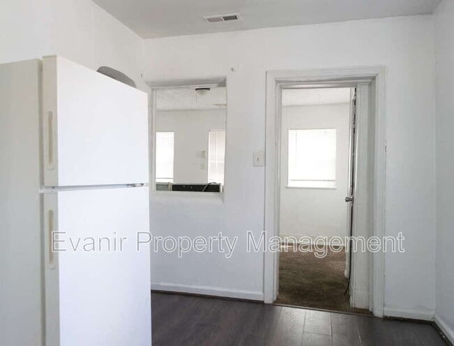 Building Photo - 509 E 3rd St