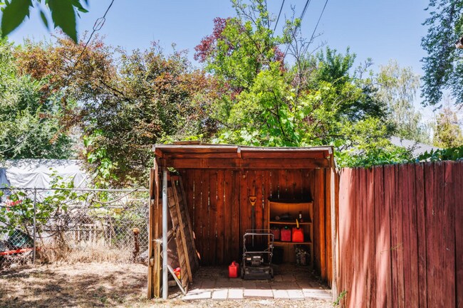 Building Photo - Updated Salt Lake Bungalow Style Home