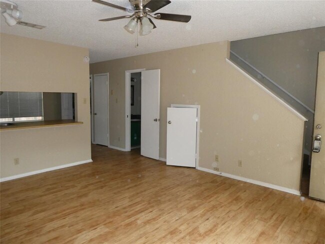 Building Photo - 1500 Waterloo Tr