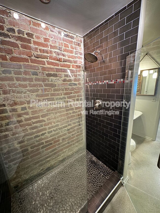 Building Photo - 326 Nelson St SW