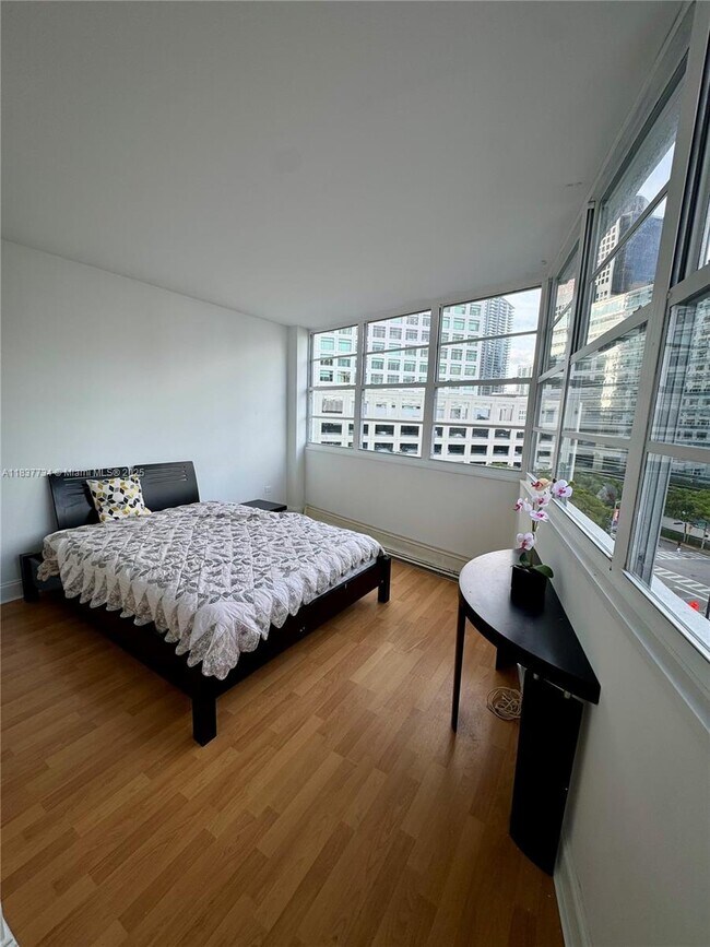 Building Photo - 825 Brickell Bay Dr