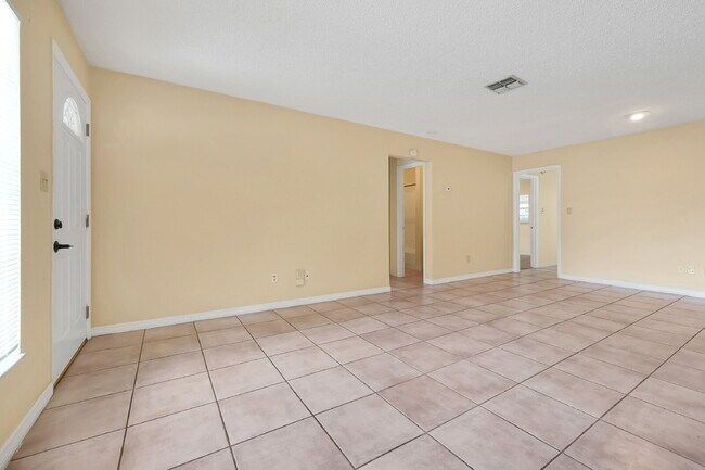 Building Photo - "Charming 2-Bed, 2-Bath Townhouse Retreat in Orlando's Heart - 1010 Sq Ft of Comfort!"