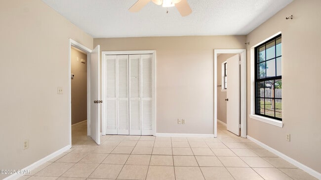 Building Photo - 807 White Oak Ct
