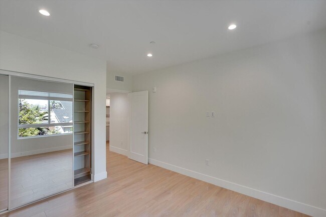 Building Photo - Riverside 4 Lease