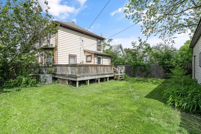 Building Photo - Large 4 Bedroom Home