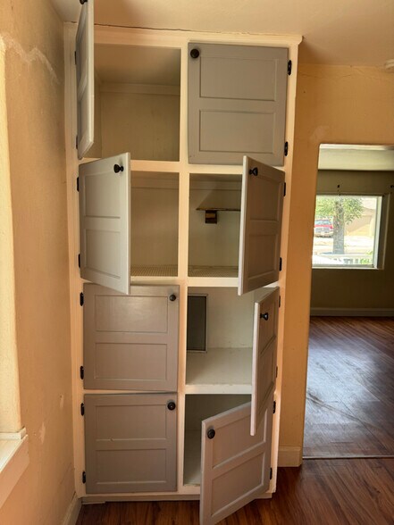 Building Photo - 4613 SW 16th Ave