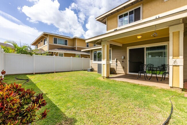 Building Photo - Welcome to this bright and inviting 3 bedroom