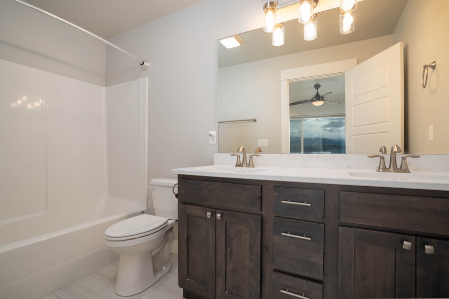 Building Photo - 1403 Happy Ln