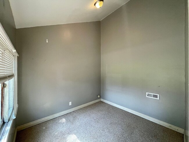 Building Photo - AVAILABLE NOW! Move-In Special! Half Off F...