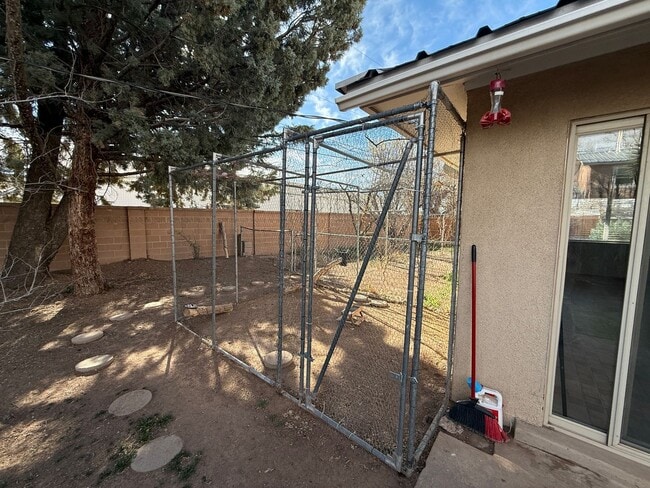 Building Photo - 2 Bedroom 1 Bathroom Townhouse in North Valley!  Refrigerated air! Ground Floor!