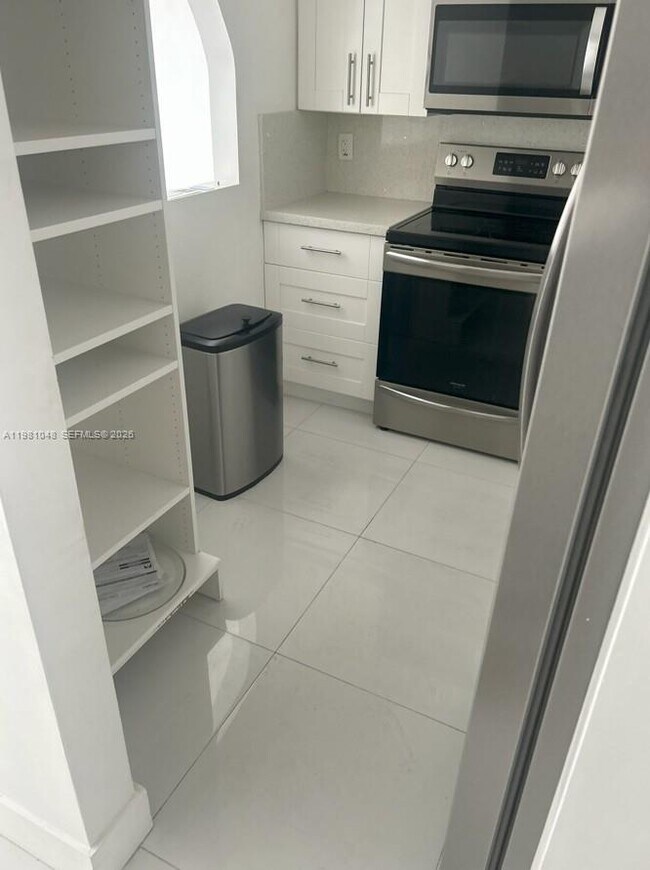 Building Photo - 3048 Sunrise Lakes Dr E