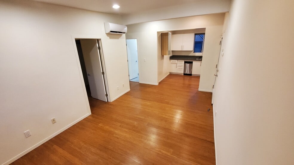 Apartment entry - 2920 Marsh St