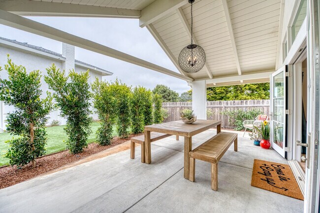 Building Photo - 727 Sonrisa St