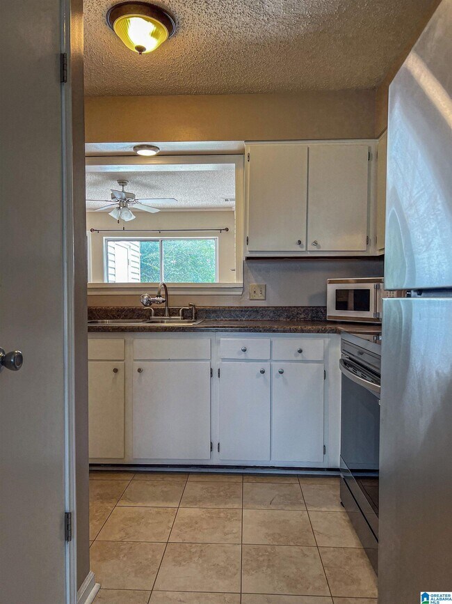 Building Photo - 1402 Applegate Dr