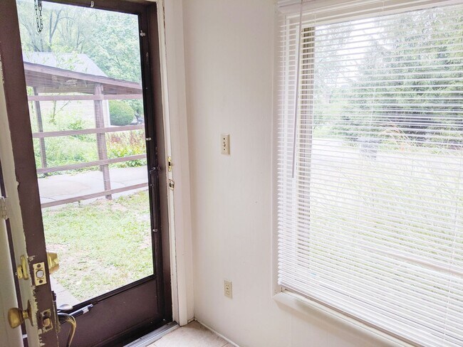 Building Photo - 214 S Hillsdale Ct