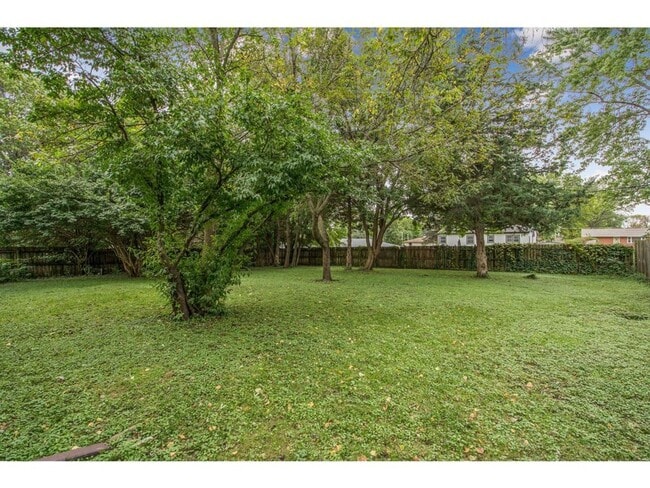 Building Photo - 211 Palomino Pkwy