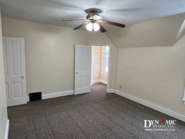 Building Photo - 813-815 S Summit Ave