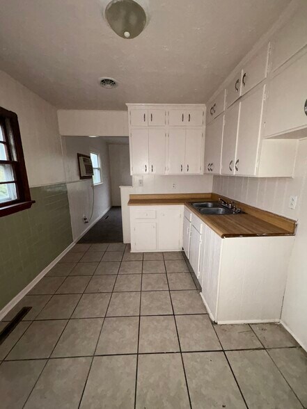 Kitchen - 4105 Natchez Ave