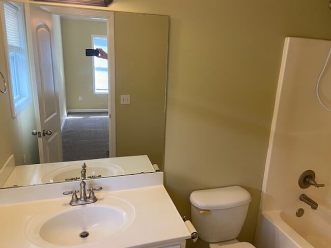 Building Photo - 3 Bed/2 Bath