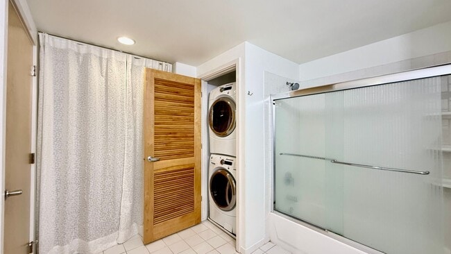 Building Photo - 1BR + Den / 1BA with Private Patio + Parking!