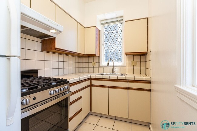 Building Photo - Lone Mountain: Bright Junior 1 Bed w/ Slee...