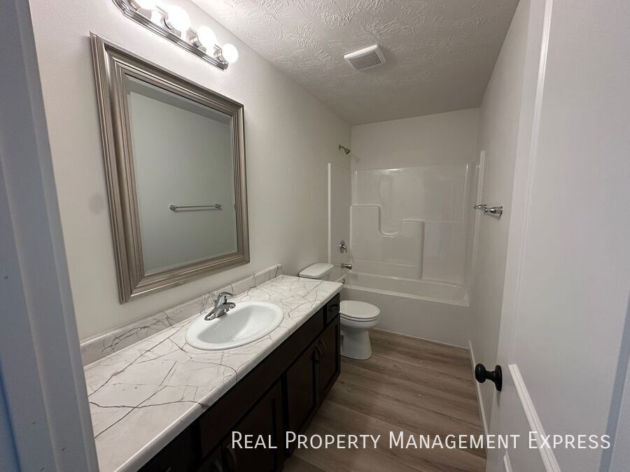 Building Photo - Cozy 2 Bedroom 1.5 Bathroom Townhome