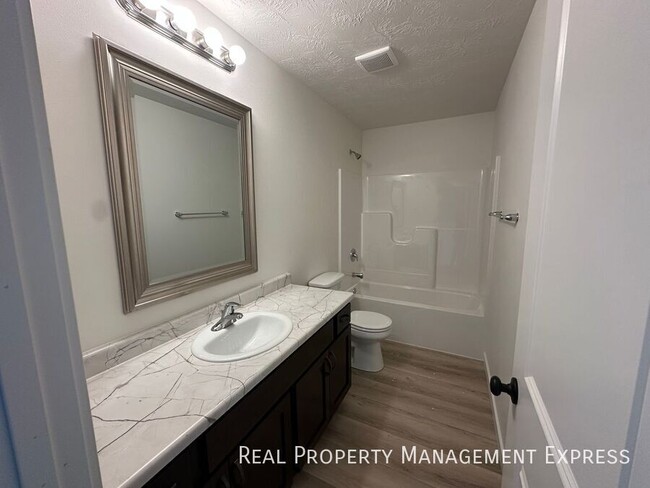 Building Photo - Cozy 2 Bedroom 1.5 Bathroom Townhome