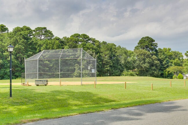 Building Photo - Updated 3-Bedroom Yorktown Townhouse with Private Yard and Community Amenities