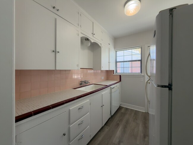 Kitchen - 418 E 8th St