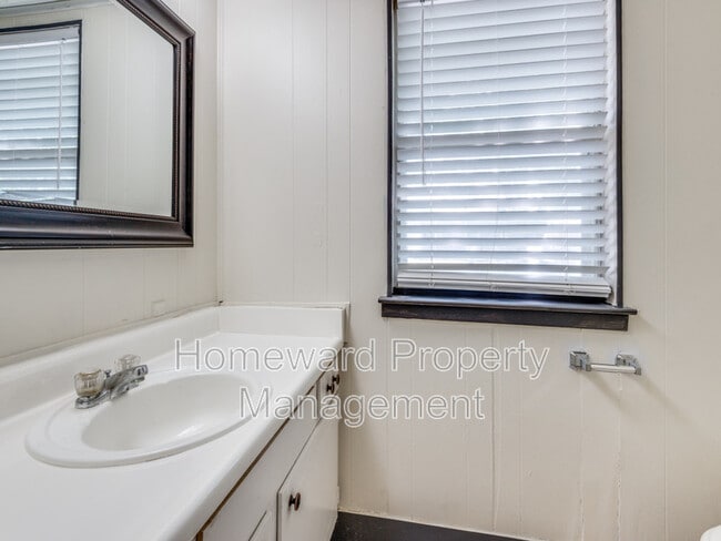 Building Photo - 9311 Oakland Dr