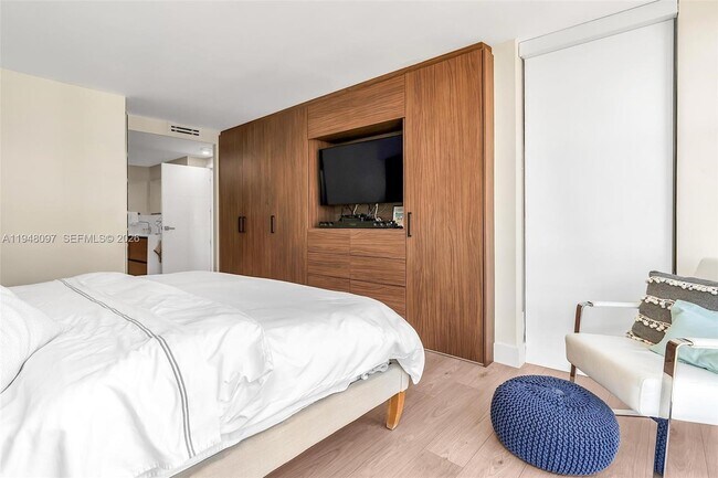 Building Photo - 1865 Brickell Ave