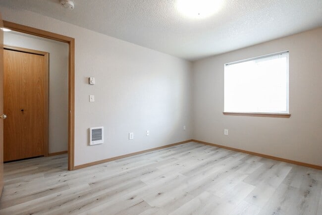 Building Photo - 2739 SW Jasmine Pl