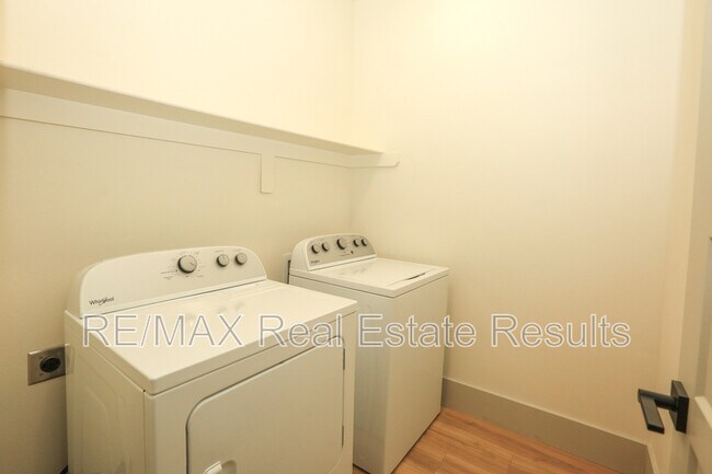 Building Photo - 655 N Genevieve Ave