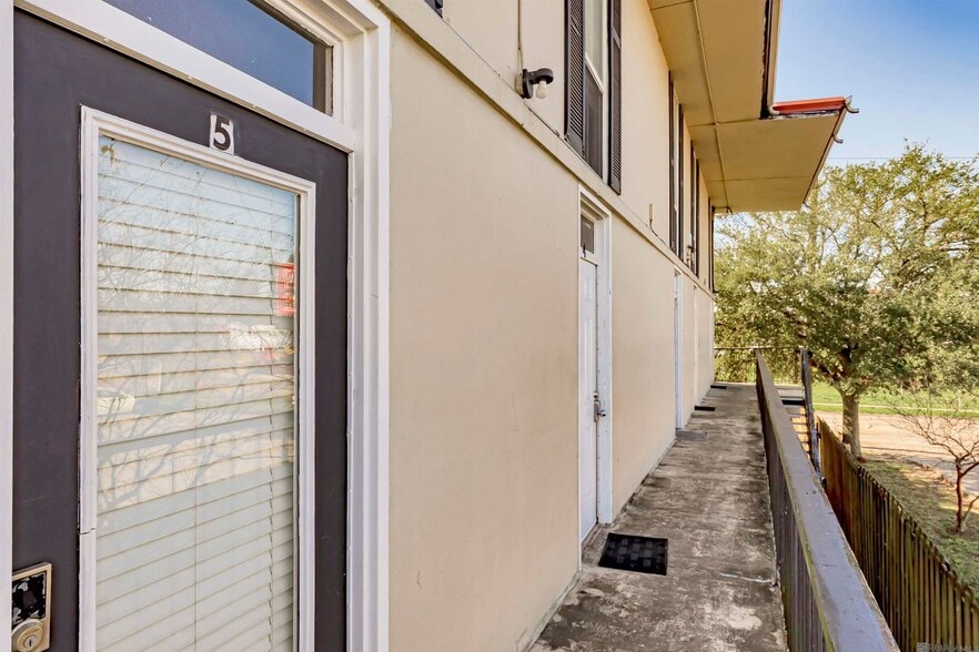 Building Photo - 3005 Highland Rd