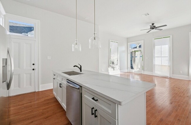 Building Photo - Treme Single