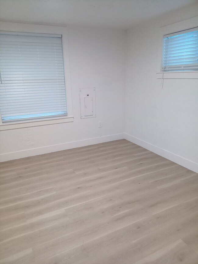 Building Photo - Renovated single family home in Lincoln City!