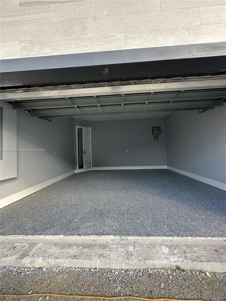 Building Photo - 4627 SW 32nd Ave