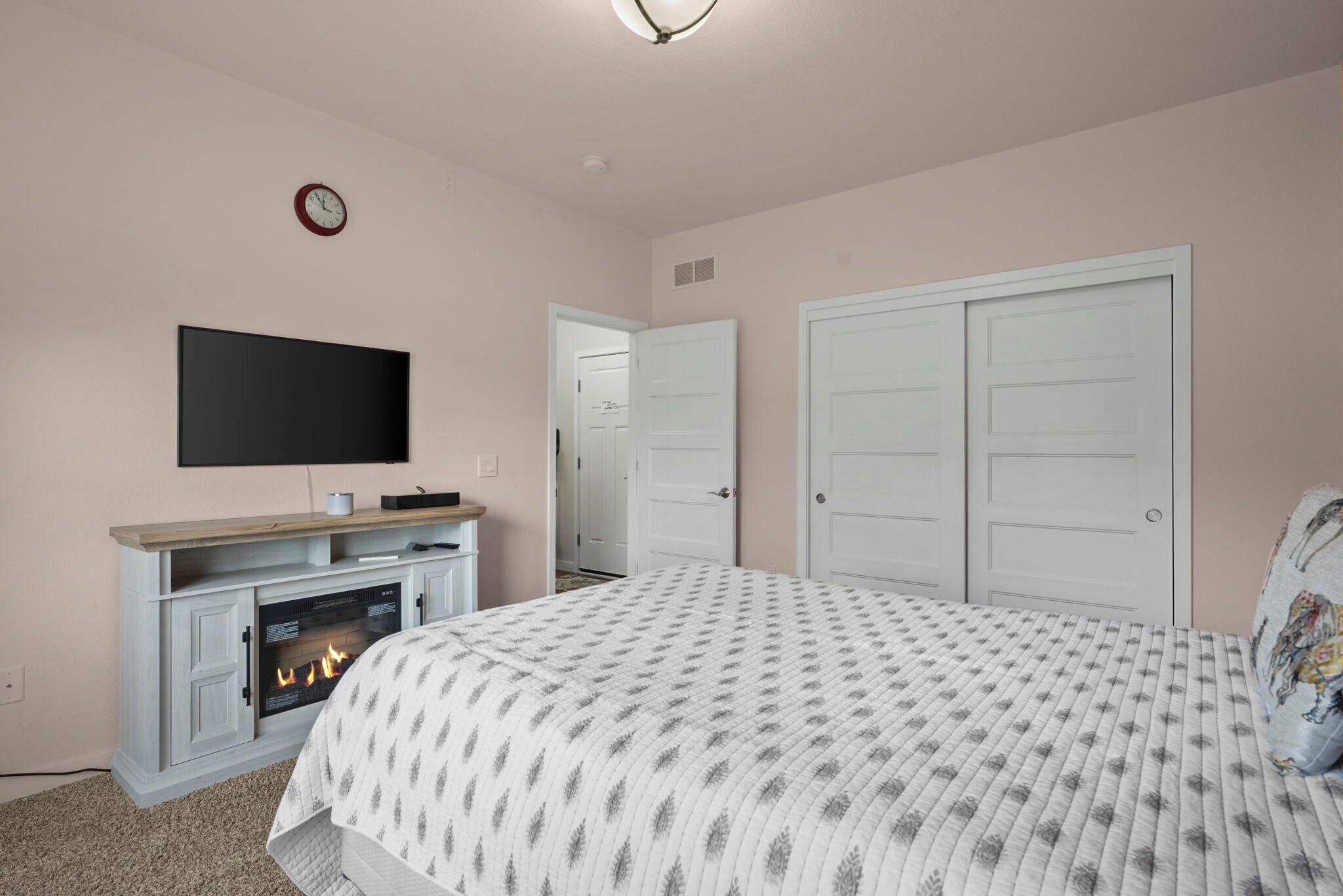 Main floor bed - 630 Big Stone Trl
