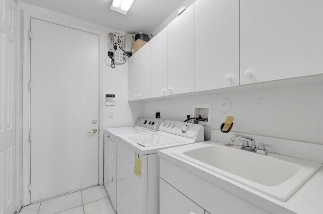 Building Photo - 11286 Regatta Ln
